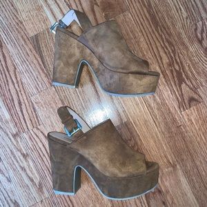 Chinese Laundry suede platform sandal “Bella”